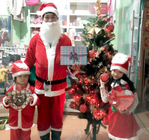 ong gia Noel tang qua cho be