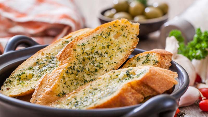 Gợi ý các món ăn với nồi chiên không dầu ngon, dễ làm tại nhà 9 Bánh mì bơ tỏi