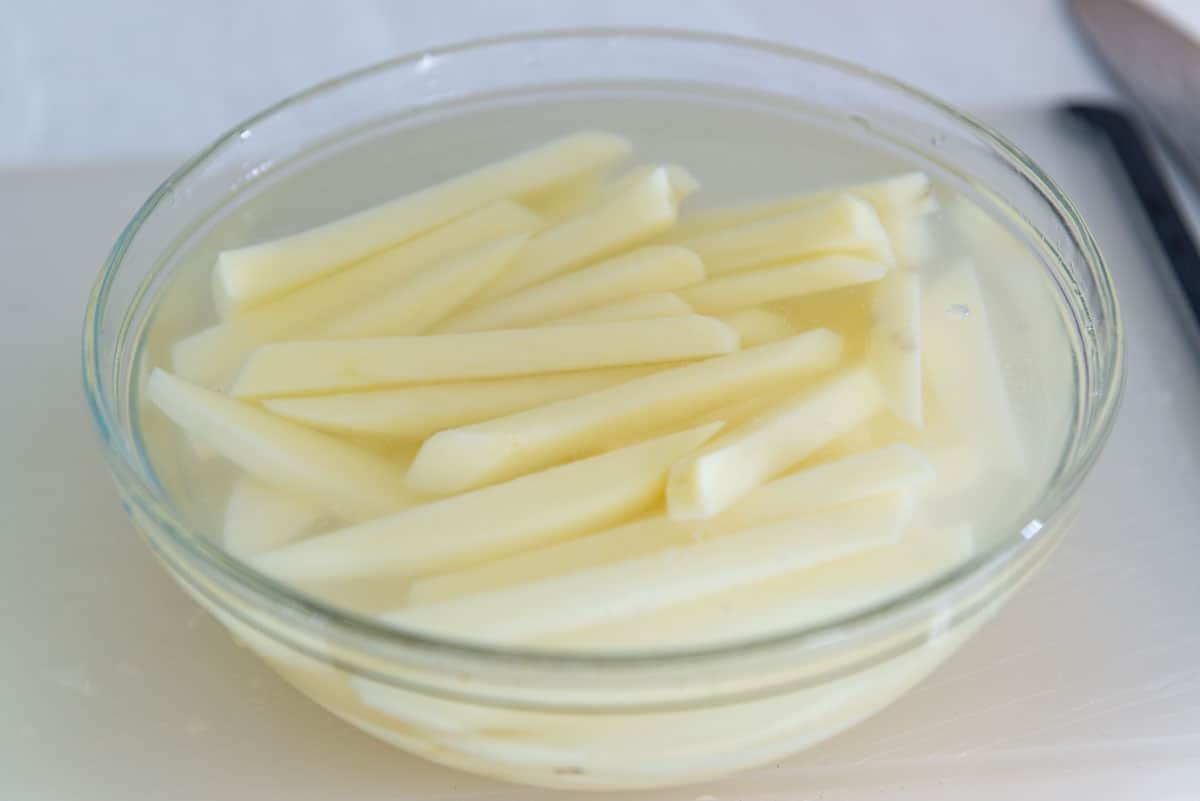 Bí quyết nhỏ giúp khoai tây chiên giòn rụm, vàng ươm