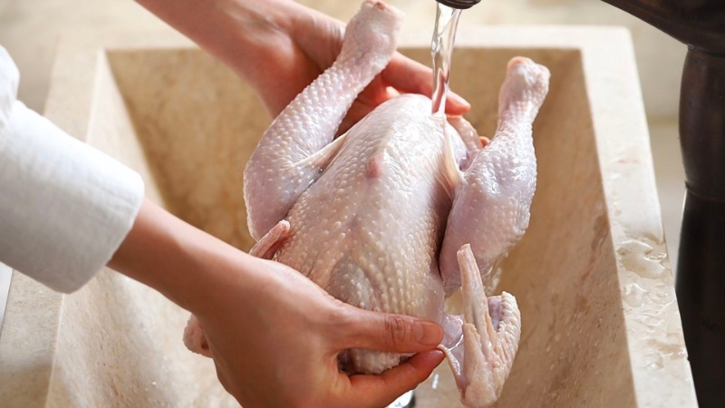 Chuẩn bị nguyên liệu và dụng cụ cho việc nướng gà bằng nồi chiên