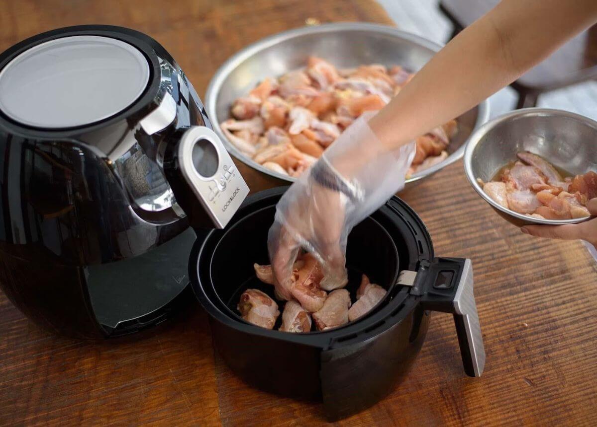 Hướng dẫn các bước nướng gà bằng nồi chiên không dầu Lock&Lock