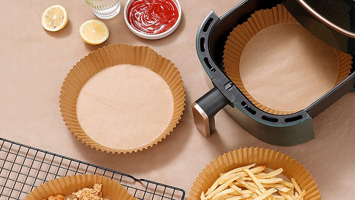 Cách sử dụng nồi chiên không dầu Lock&Lock EJF351 đúng cách 4 Dùng giấy nến chuyên dụng để chống dính và dễ vệ sinh