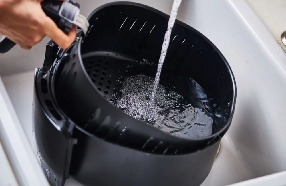 Vệ sinh đúng cách giúp nồi chiên không dầu luôn sạch sẽ, hoạt động hiệu quả