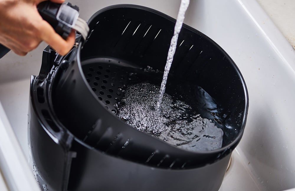 Nồi chiên không dầu Sunhouse SHD4035 9L 8 Vệ sinh nồi chiên không dầu Sunhouse sau mỗi lần sử dụng