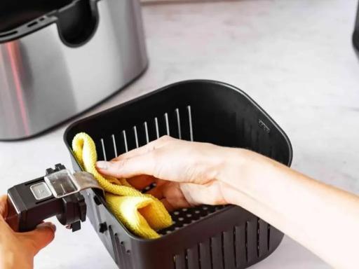 Hướng dẫn vệ sinh nồi chiên không dầu Lock&Lock đúng cách