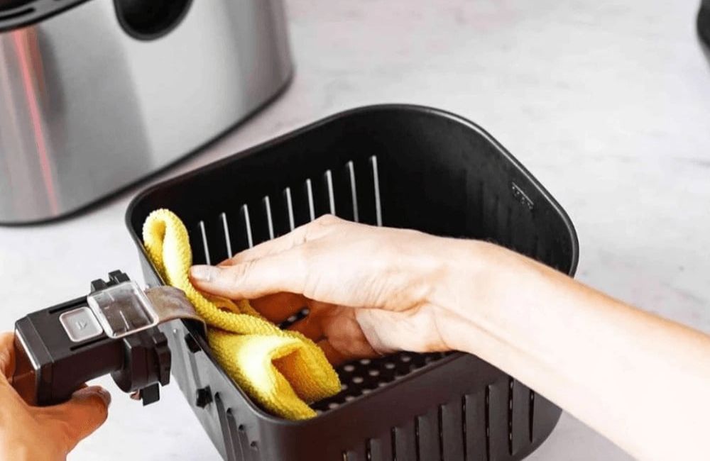 Nên vệ sinh nồi chiên thường xuyên và đúng cách