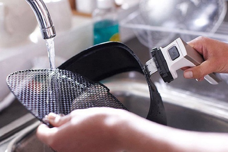 Hướng dẫn cách sử dụng nồi chiên không dầu chi tiết từ A-Z 5 Hướng dẫn vệ sinh nồi chiên không dầu sạch sẽ