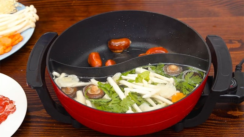 Gợi ý 10 nồi lẩu điện tốt, chất lượng nhất hiện nay 9 Nồi lẩu điện Mishio MK-112 5 lít thiết kế 2 ngăn thuận tiện khi nấu