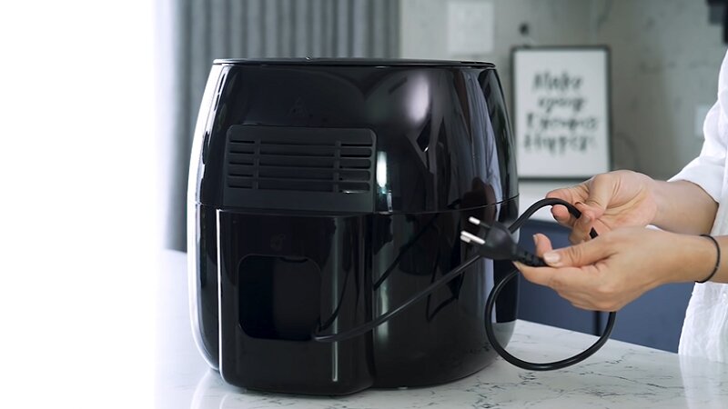 Bật mí cách sửa nồi chiên không dầu ngay tại nhà 1 Nguyên nhân phích cắm nồi chiên không dầu bị lỏng