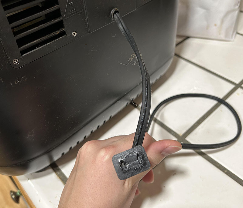 Bật mí cách sửa nồi chiên không dầu ngay tại nhà 3 Dây điện nồi chiên không dầu bị hỏng, tiềm ẩn nguy cơ rò điện