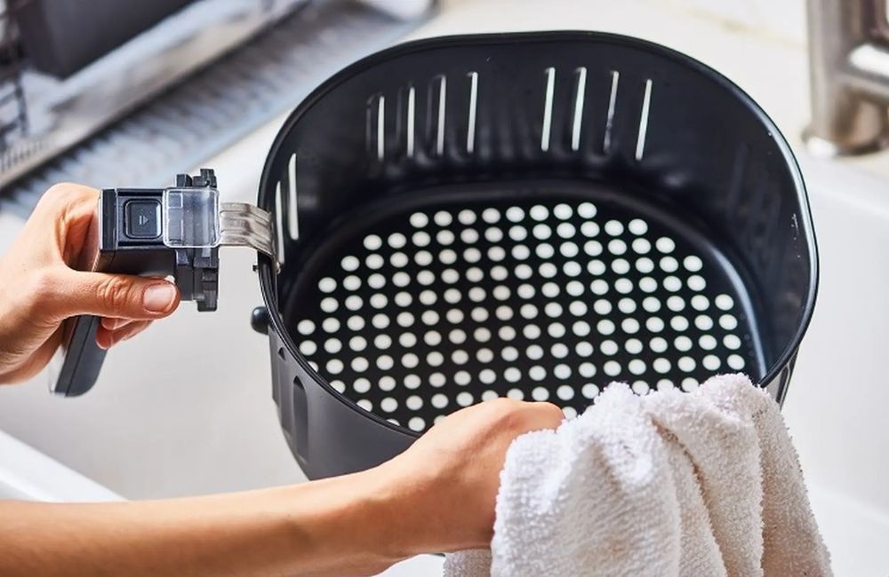 Hướng dẫn sử dụng nồi chiên không dầu Sharp: đơn giản, an toàn 5 Hướng dẫn vệ sinh và bảo quản nồi chiên không dầu Sharp