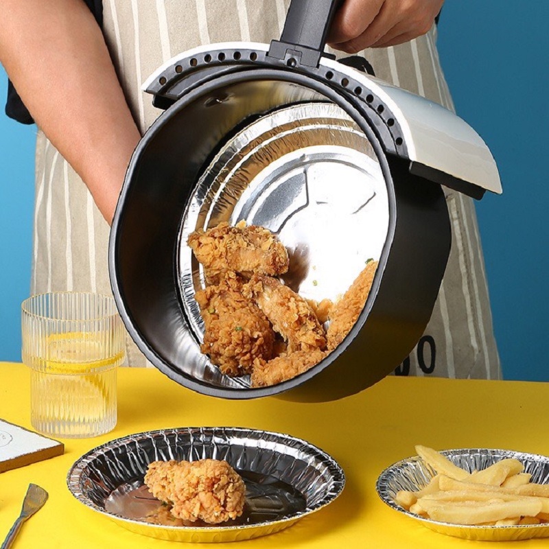 Có nên lót giấy bạc nồi chiên không dầu? Cách dùng đúng chuẩn 3 Lót giấy bạc trên vỉ chiên và tránh chạm vào thành nồi hoặc thanh nhiệt