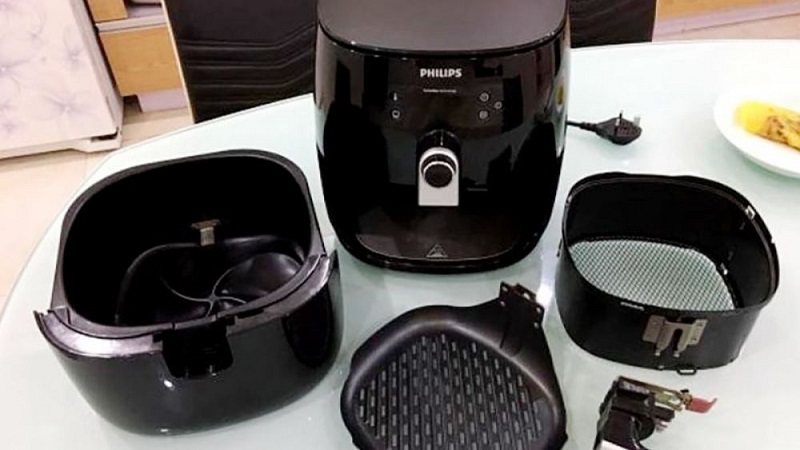 Cách tháo nồi chiên không dầu đúng cách và nhanh gọn 2 Tiến hành tháo các bộ phận như lưới lọc, khay chứa dầu,...