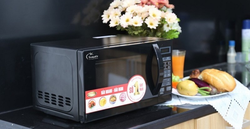 Nên mua lò vi sóng hay nồi chiên không dầu? So sánh chi tiết 2 Lò vi sóng thường dùng để rã đông, hâm nóng đồ ăn