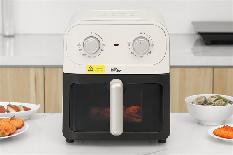 Review nồi chiên không dầu Trung Quốc bán chạy hiện nay 2 Bear BAF-P63W1 6 lít là sản phẩm được nhiều gia đình tin dùng