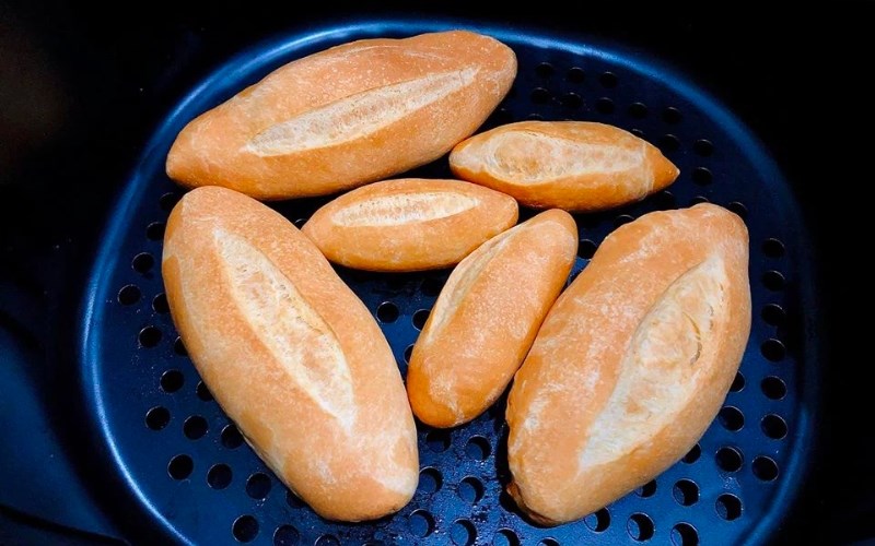 Để bánh giòn và có màu vàng đẹp thì bạn có thể quét lớp lòng đỏ trứng lên