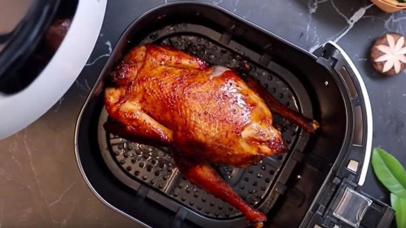 Gà nướng là một trong những gợi ý món ngon với nồi chiên không dầu